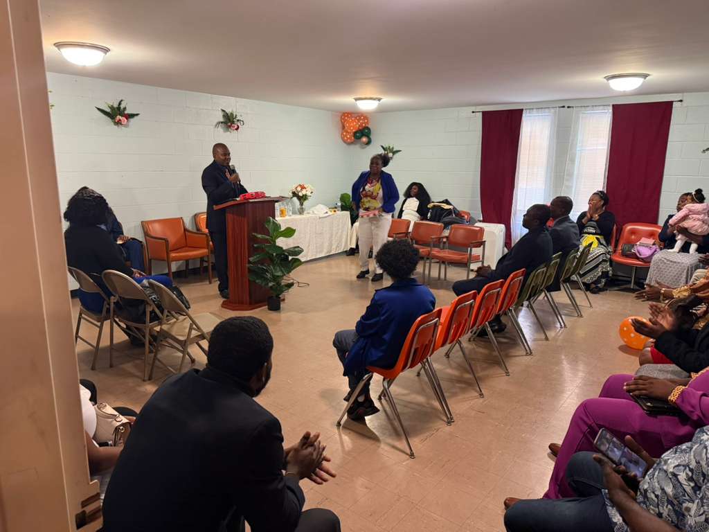 Bannière de l'église au coucher du soleil